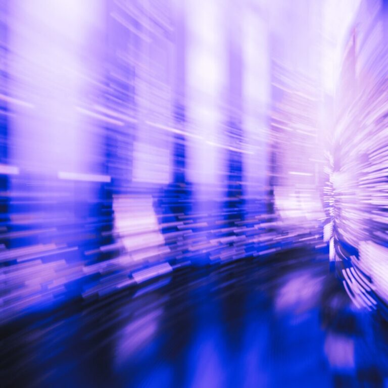 strg-S Webdesign mit Sinn Abstraktes Bild mit violetten und blauen Lichtstreifen, die einen dynamischen, unscharfen Effekt erzeugen. WordPress, Shopify