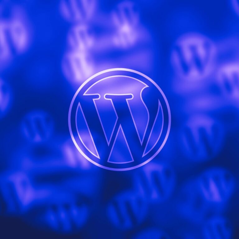 strg-S Webdesign mit Sinn Ein stilisiertes weißes WordPress-Logo in der Mitte auf einem unscharfen blauen Hintergrund mit mehreren verblassten WordPress-Logos. WordPress, Shopify